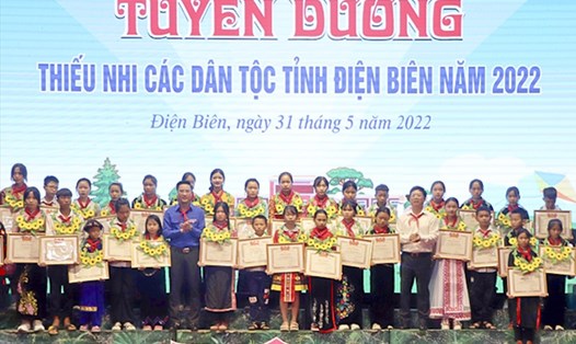 Các em thiếu nhi tiêu biểu được tuyên dương tại Liên hoan Thiếu nhi các dân tộc tỉnh Điện Biên năm 2022. Ảnh: HAG