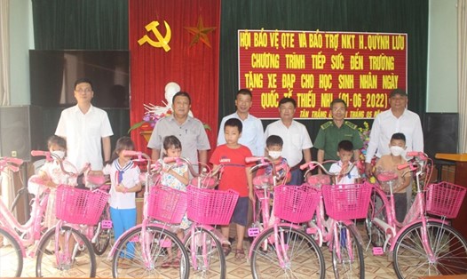Huyện Quỳnh Lưu (Nghệ An) trao tặng xe đạp cho học sinh nghèo nhân ngày Quốc tế thiếu nhi 1.6. Ảnh: MK