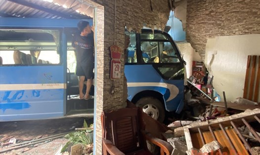 Hiện trường vụ tai nạn xe ôtô khách lao vào nhà dân tại Lào Cai. Ảnh: CTV