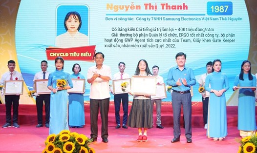 Đại diện lãnh đạo Tổng Liên đoàn Lao động Việt Nam và tỉnh Thái Nguyên trao Bằng khen cho các CNVCLĐ tiêu biểu. Ảnh: BTN