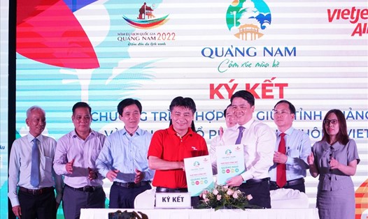 UBND tỉnh Quảng Nam ký kết hợp tác với các hãng hàng không. Ảnh: Thanh Chung