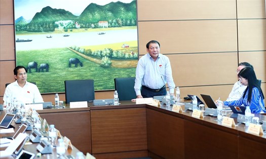 Bộ trưởng Bộ Văn hoá Thể thao và Du lịch Nguyễn Văn Hùng phát biểu thảo luận tại tổ.