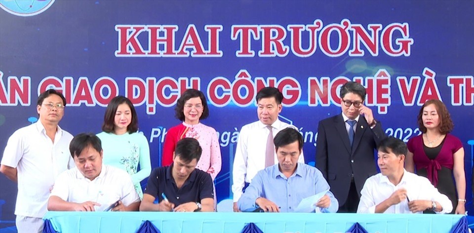 Đại diện Bộ Khoa học và Công nghệ, Tỉnh ủy, UBND tỉnh, Sở Khoa học và Công nghệ và một số doanh nghiệp chứng kiến việc ký kết hợp đồng giao dịch chuyển giao công nghệ và thiết bị. Đại diện Bộ Khoa học và Công nghệ, Tỉnh ủy, UBND tỉnh, Sở Khoa học và Công nghệ và một số doanh nghiệp chứng kiến việc ký kết hợp đồng giao dịch chuyển giao công nghệ và thiết bị.