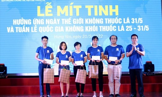 Ông Nguyễn Ngọc Ân - Chủ tịch Công đoàn Giáo dục Việt Nam tặng quà cho 5 cá nhân có hoàn cảnh khó khăn tại trường Đại học Sư phạm Kỹ thuật Hưng Yên. Ảnh CĐGDVN