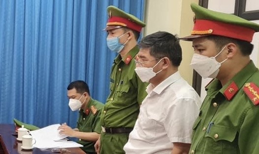 Công an tỉnh Hà Giang thi hành lệnh bắt tạm giam ông Đặng Văn Thuỷ. Ảnh: CAHG
