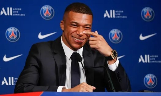 Mbappe vừa kí gia hạn với PSG đến 2025. Ảnh: AFP