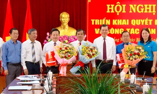 Ông Huỳnh Phước Sang (thứ 3 từ trái qua) tại hội nghị nhận nhiệm vụ. Ảnh: BĐN