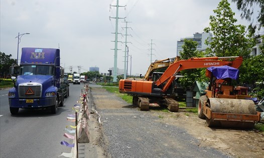 Công trường dự án mở rộng đường Đồng Văn Cống không một bóng công nhân, máy móc nằm im lìm.  Ảnh: Minh Quân