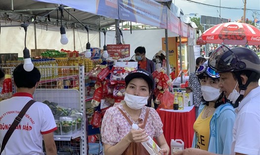 Người lao động của LĐLĐ quận Hải Châu, thành phố Đà Nẵng được hưởng lợi nhiều hơn trong Phiên chợ công nhân. Ảnh: Tường Minh