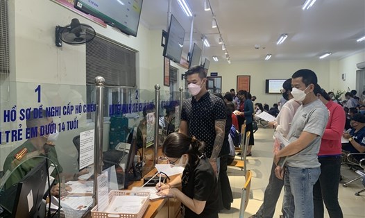 Người dân thực hiện các thủ tục cấp hộ chiếu tại Hà Nội. Ảnh: T.Vương