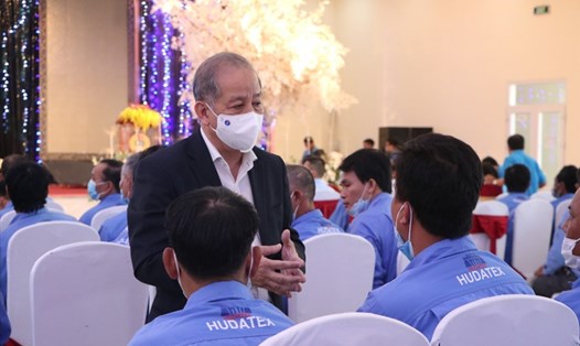 Phó Bí thư Thường trực Tỉnh uỷ Thừa Thiên Huế - Phan Ngọc Thọ trao đổi với đoàn viên Nghiệp đoàn xích lô Du lịch.