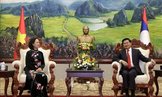 Tổng Bí thư, Chủ tịch nước Lào Thonglon Sisoulith tiếp thân mật đồng chí Trương Thị Mai. Ảnh: TTXVN