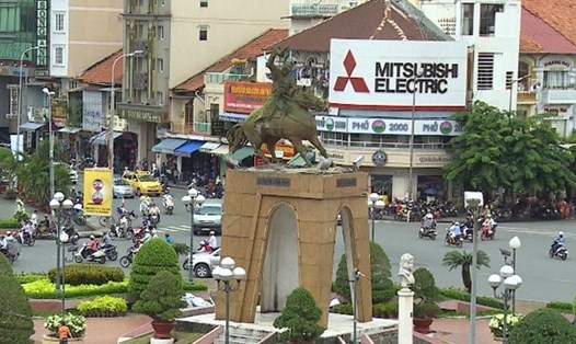 Tượng đài Trần Nguyên Hãn và tượng bán thân Quách Thị Trang trước chợ Bến Thành lúc chưa di dời.  Ảnh: Trường Sơn