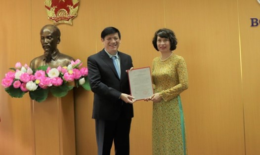 Bộ trưởng Bộ Y tế trao quyết định của Thủ tướng cho PGS.TS Nguyễn Thị Liên Hương. Ảnh: Cục Quản lý môi trường y tế