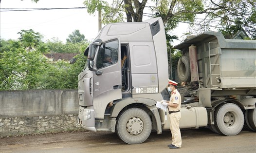 Cảnh sát giao thông tỉnh Nghệ An kiểm tra phương tiện vận tải. Ảnh: QĐ