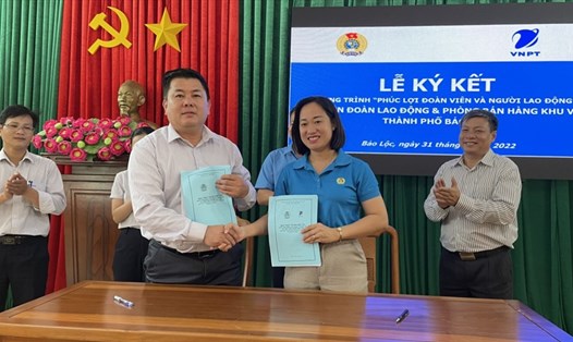 Liên đoàn Lao động TP.Bảo Lộc (Lâm Đồng) và VinaPhone Bảo Lộc ký kết thoả thuận hợp tác về Chương trình phúc lợi cho đoàn viên, người lao động. Ảnh Hoàng Thanh