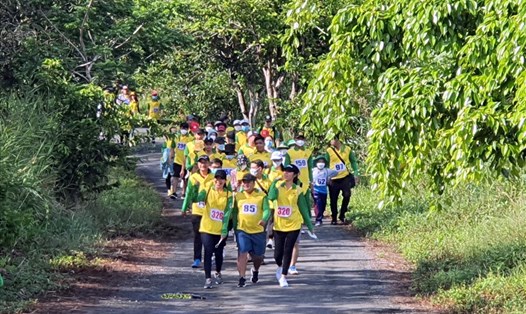 Đi bộ xuyên rừng U MInh, tỉnh Cà Mau một trong những hoạt động mới cho du lịch tỉnh Cà Mau. Ảnh: Nhật Hồ