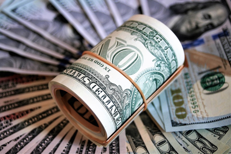 Sức cầu lớn, giá USD chợ đen bật cao, giá vàng SJC rớt 350.000/lượng
