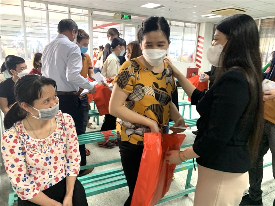 Bà Nguyễn Thị Thanh Tuyết - Chủ tịch LĐLĐ tỉnh Hưng Yên (bên phải) tặng quà, động viên người lao động. Ảnh: CĐHY