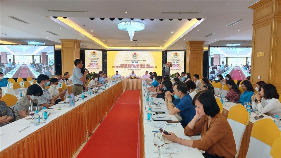 Đại biểu tham luận tại tọa đàm Trao đổi kinh nghiệm về thương lượng, ký kết, thực hiện Thỏa ước lao động tập thể sáng 4.5. Ảnh: L.H