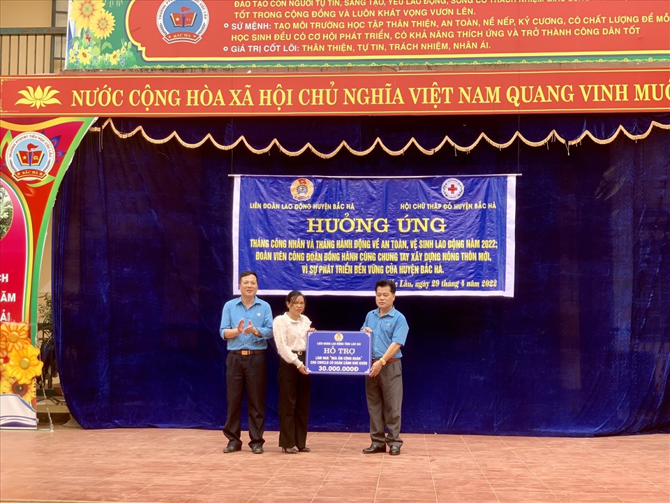 Đồng chí Đỗ Lê Tín – Phó Chủ tịch LĐLĐ tỉnh trao nhà mái ấm công đoàn.