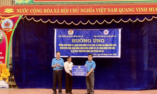 Đồng chí Đỗ Lê Tín – Phó Chủ tịch LĐLĐ tỉnh trao nhà mái ấm công đoàn.