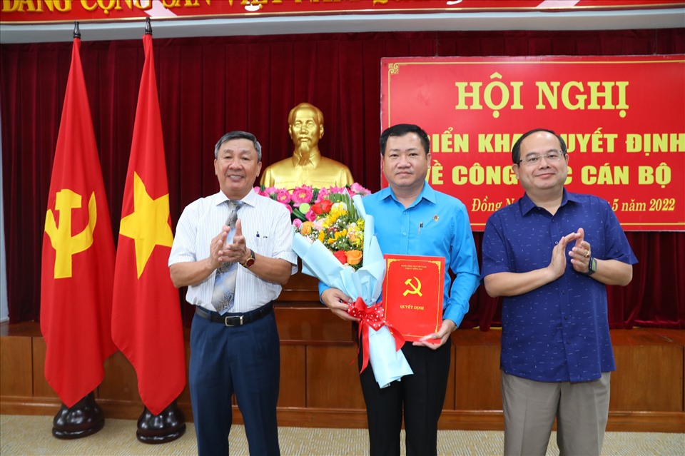 Ông Tăng Quốc Lập (ở giữa) nhận quyết định đến công tác tại UBND TP.Long Khánh kể từ ngày 5.5.2022. Ảnh: Hà Anh Chiến