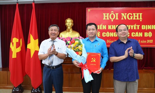 Ông Tăng Quốc Lập (ở giữa) nhận quyết định đến công tác tại UBND TP.Long Khánh kể từ ngày 5.5.2022. Ảnh: Hà Anh Chiến