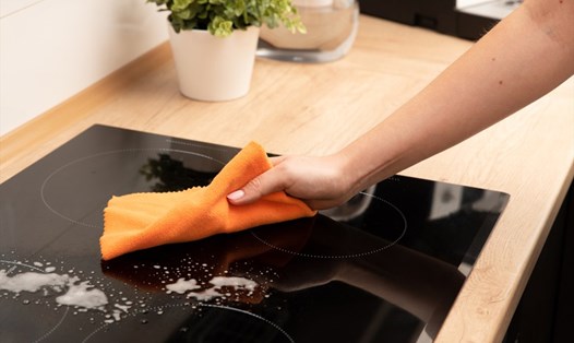 Vệ sinh bếp từ giúp không gian bếp thêm sạch sẽ, ngăn ngừa vi khuẩn sinh sôi và phát triển. Ảnh: Xinhua