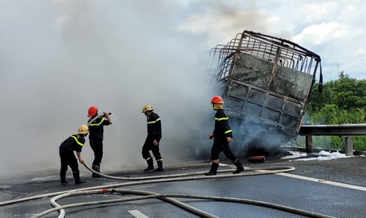 Hiện trường vụ cháy xe tải trên cao tốc TPHCM - Trung Lương.