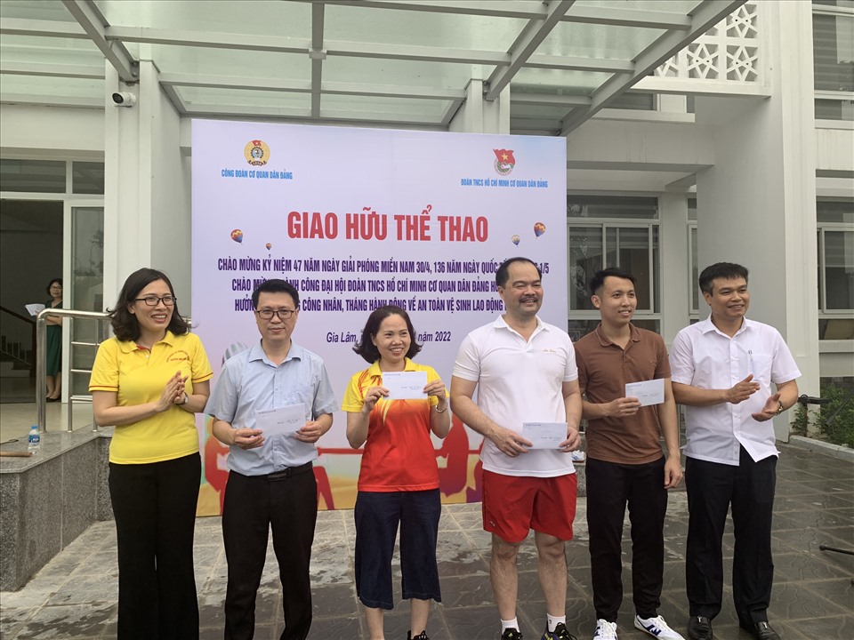 Công đoàn cơ quan Dân Đảng huyện Gia Lâm phối hợp với Đoàn Thanh niên Cộng sản Hồ Chí Minh cơ quan Dân Đảng huyện tổ chức giao hữu thể thao. Ảnh: CĐTP