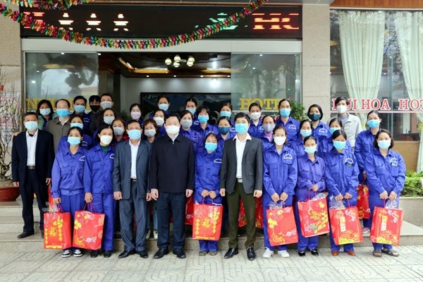 LĐLĐ tỉnh Bắc Kạn hỗ trợ công nhân, người lao động nhân dịp Tết nguyên Đán 2022. Ảnh: N.L.