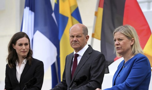Từ trái qua: Thủ tướng Phần Lan Sanna Marin, Thủ tướng Đức Olaf Scholz và Thủ tướng Thụy Điển Magdalena Andersson họp báo ngày 3.5.2022. Ảnh: AP