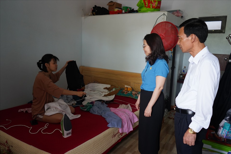 Công nhân nhà trọ mong chờ gói hỗ trợ tiền thuê nhà theo Quyết định số 08 của Thủ tướng Chính phủ. Ảnh: B.Tâm