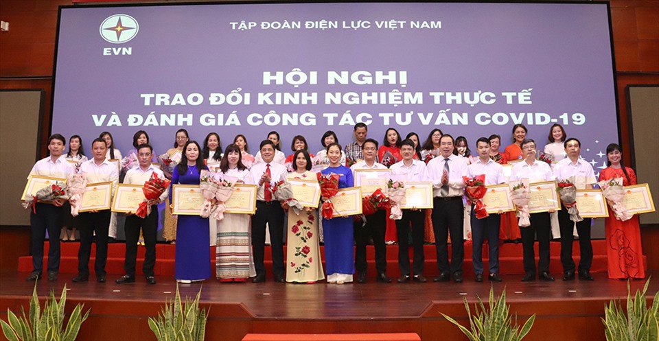 Lãnh đạo EVN và Công đoàn Điện lực Việt Nam tặng bằng khen cho các thành viên Tổ tư vấn COVID-19. Ảnh: CĐĐL