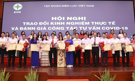 Lãnh đạo EVN và Công đoàn Điện lực Việt Nam tặng bằng khen cho các thành viên Tổ tư vấn COVID-19. Ảnh: CĐĐL