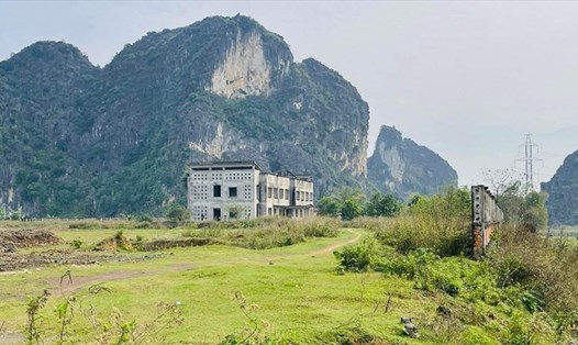Dự án nhà máy ximăng Phú Sơn được xây dựng tại xã Phú Sơn, huyện Nho Quan, Ninh Bình từ năm 2007 những đến nay vẫn dang dở, bỏ hoang gây lãng phí. Ảnh: NT