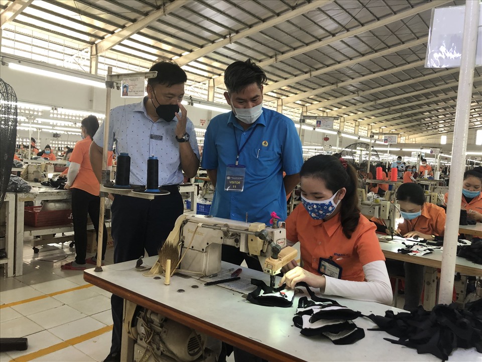 Cán bộ CĐCS sâu sát để nắm bắt tâm tư, nguyện vọng, giải quyết kịp thời các kiến nghị của công nhân. Ảnh: P.Linh