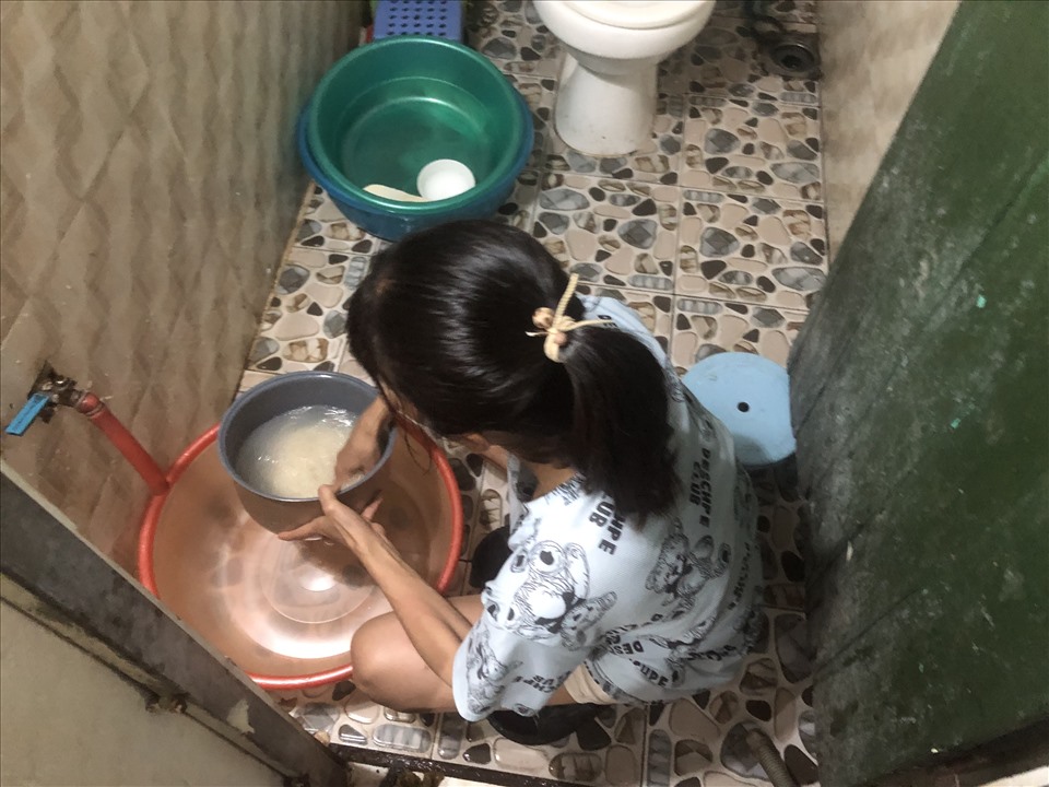 Người lao động thuê trọ mong sớm nhận được tiền hỗ trợ thuê nhà. Ảnh: M.Hương