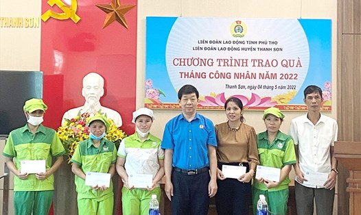 Lãnh đạo Liên đoàn Lao động huyện Thanh Sơn trao quà hỗ trợ cho các đoàn viên và người lao động nhân dịp Tháng Công nhân năm 2022.