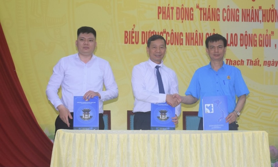 Liên đoàn Lao động huyện Thạch Thất ký kết Thỏa thuận hợp tác Chương trình phúc lợi với 2 đơn vị. Ảnh: CĐH
