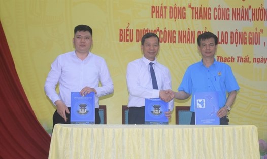 Liên đoàn Lao động huyện Thạch Thất ký kết Thỏa thuận hợp tác Chương trình phúc lợi với 2 đơn vị. Ảnh: CĐH