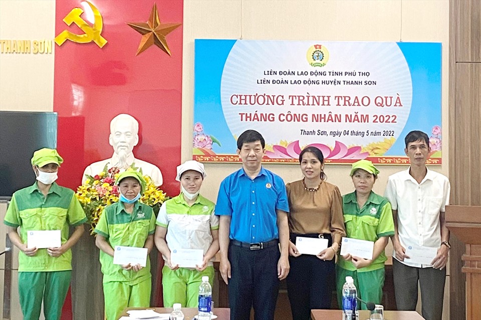 Ông Đinh Xuân Hồng - Chủ tịch LĐLĐ huyện Thanh Sơn trao quà hỗ trợ cho các đoàn viên và người lao động nhân dịp tháng công nhân năm 2022. Ảnh: ĐVCC.