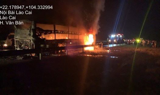 Hiện trường vụ cháy xe khách Hà Sơn - Hải Vân trên cao tốc Nội Bài - Lào Cai. Ảnh: CTV.