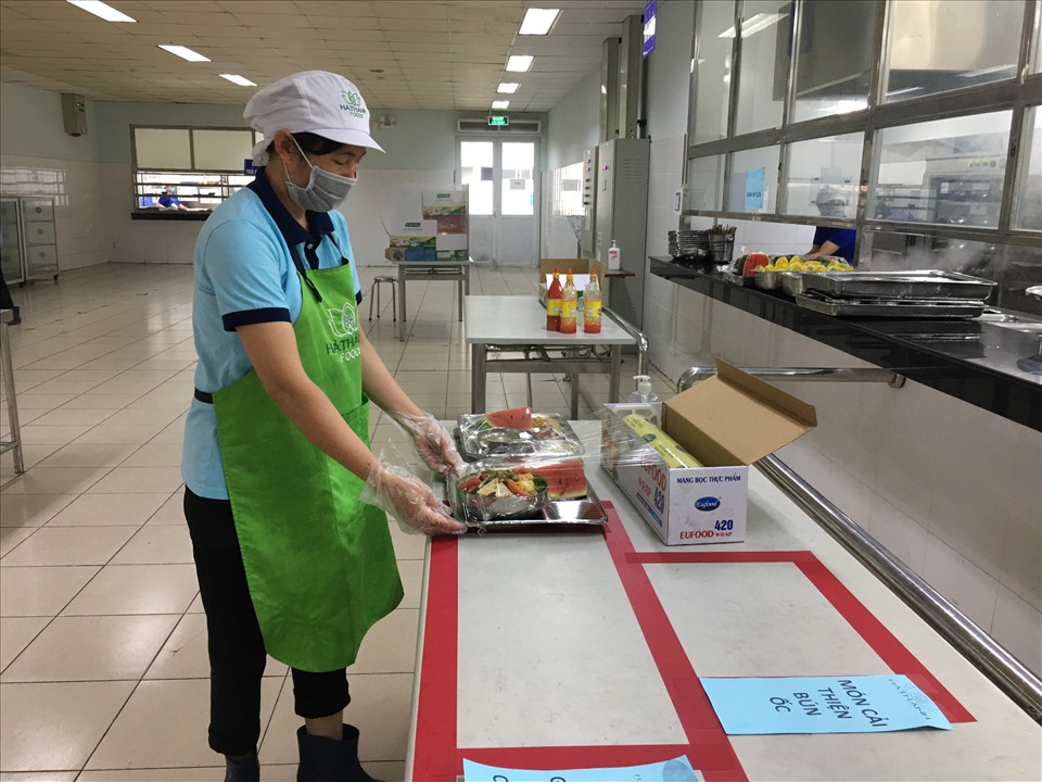 Bữa ăn ca là một trong những nội dung thương lượng của CĐCS để ký kết TƯLĐTT. Ảnh: L.Nguyên