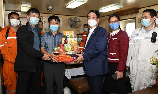 Chủ tịch Công đoàn Tổng Công ty Hàng hải Việt Nam Lê Phan Linh (thứ 3 từ phải sang) tặng quà đoàn viên. Ảnh: CĐHH