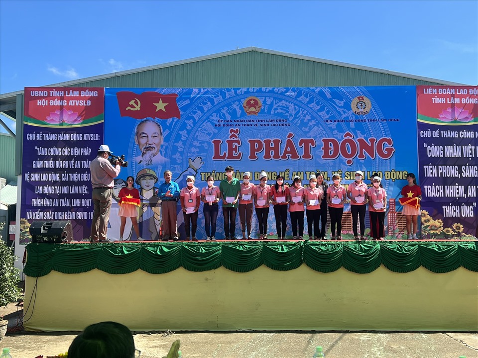 Ông Hoàng Liên, Chủ tịch LĐLĐ tỉnh Lâm Đồng (Bên trái) trao quà cho công nhân có hoàn cảnh khó khăn. Ảnh Hà Thanh