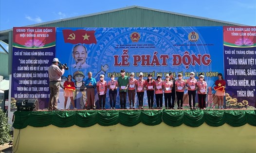 Ông Hoàng Liên, Chủ tịch LĐLĐ tỉnh Lâm Đồng (Bên trái) trao quà cho công nhân có hoàn cảnh khó khăn. Ảnh Hà Thanh