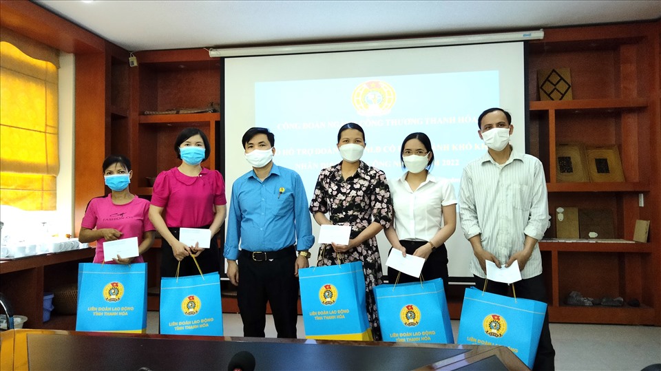 Ông Phạm Ngọc Điệp - Chủ tịch Công đoàn Công Thương Thanh Hoá trao hỗ trợ đoàn viên có hoàn cảnh đặc biệt  khó khăn. Ảnh: CĐCT