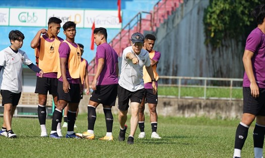HLV Shin Tae-yong cùng U23 Indonesia tập luyện chờ đấu U23 Việt Nam. Ảnh: PSSI